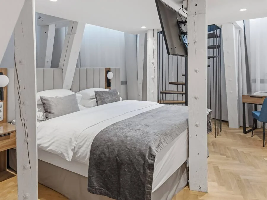 Atypická ložnice s průmyslovými prvky — ukázka realitní fotografie
